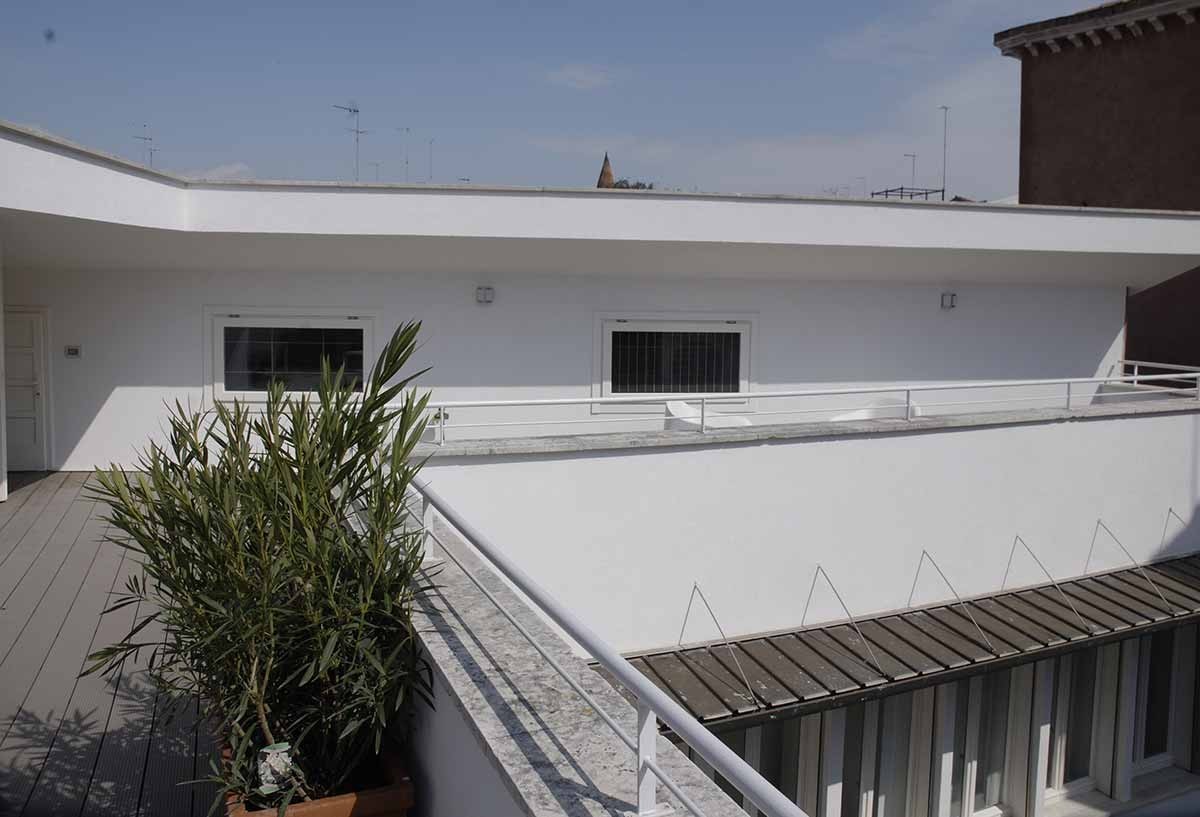 Le vaste toit terrasse